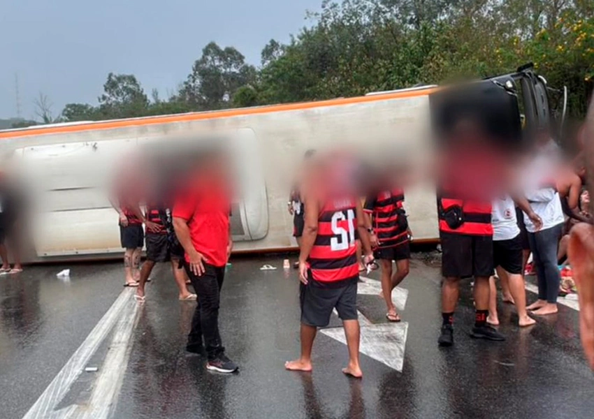 Ônibus com torcida do Flamengo tomba na BR-116 em Barra Mansa e deixa ao menos 16 feridos