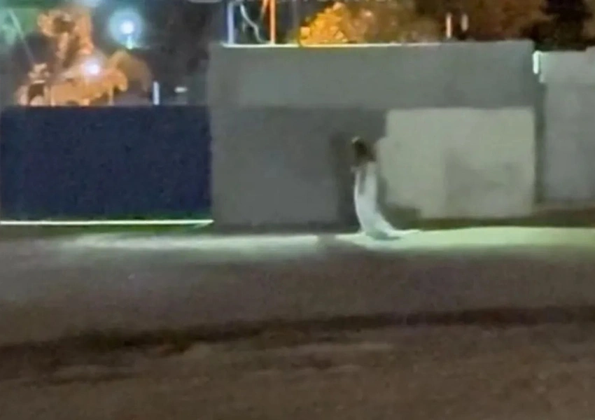 Mulher vestida de noiva é flagrada à noite em frente a cemitério e vídeo viraliza