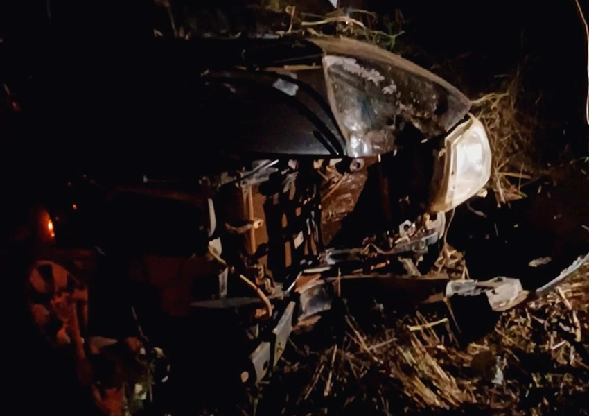 Jovem perde controle de veículo e colide com árvore na BA-148 em Rio de Contas