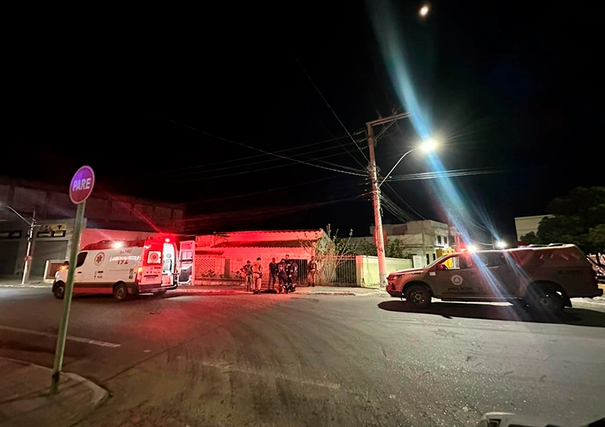 Motociclista em fuga perde o controle e cai nas proximidades da Praça Gentil Vilas Boas em Livramento de Nossa Senhora