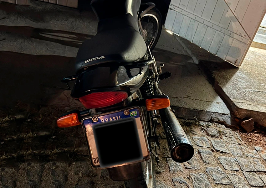 Polícia recupera motocicleta com restrição de furto no bairro Vila Nova em Paramirim