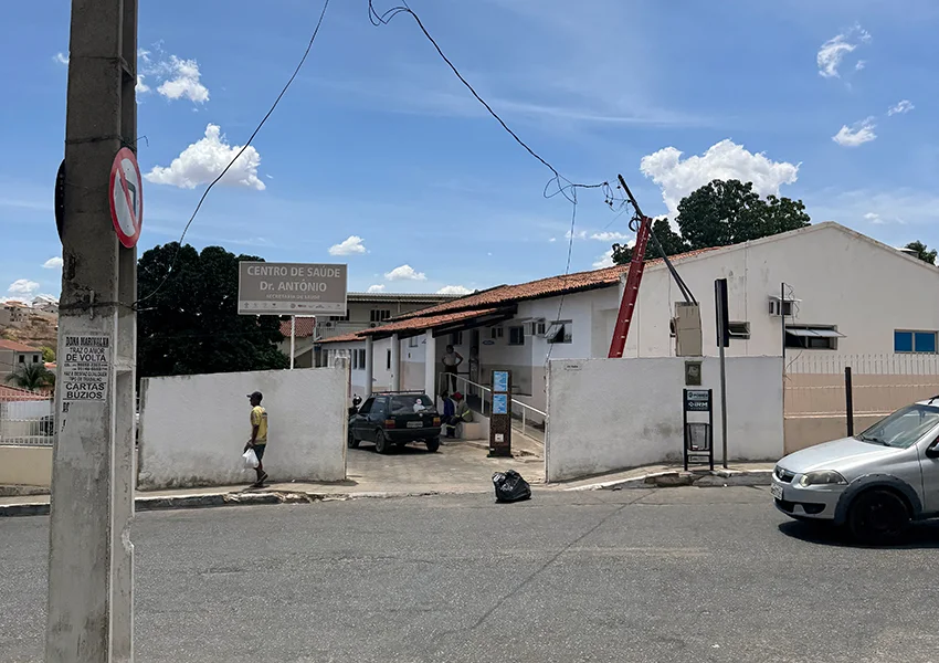 Caminhão derruba fiação e deixa posto de saúde sem energia em Macaúbas