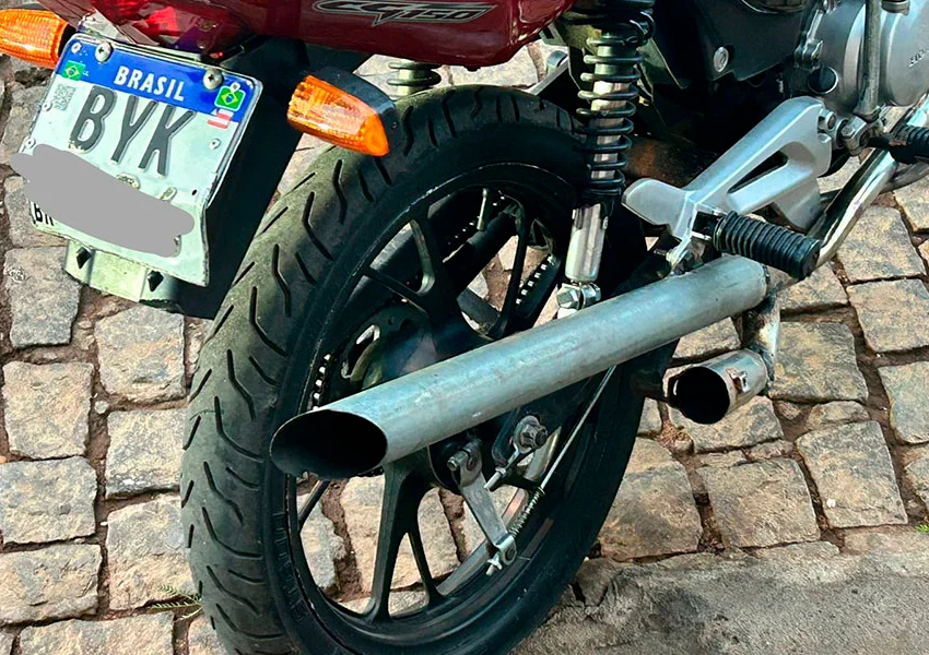 Motocicleta com descarga adulterada é apreendida após fuga em Brumado
