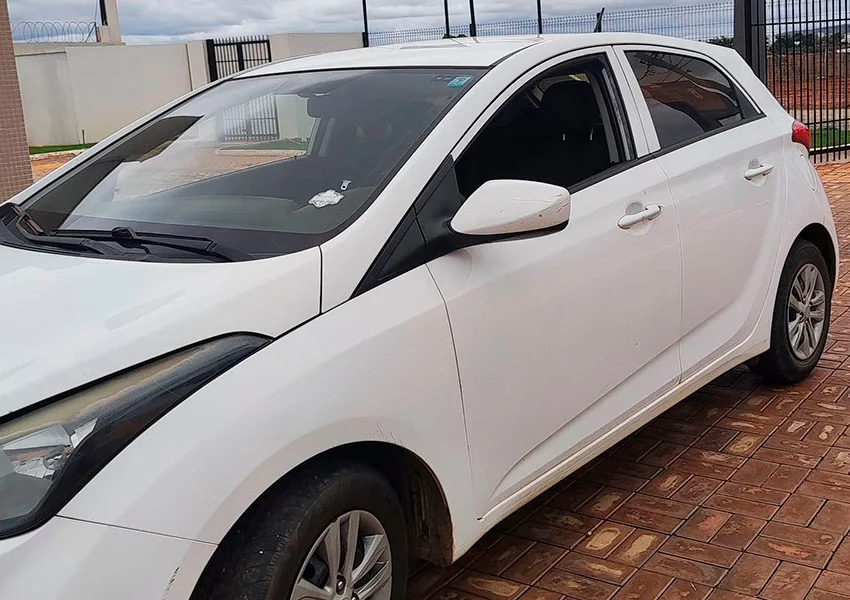 Polícia Militar recupera carro roubado com placa adulterada em Caculé