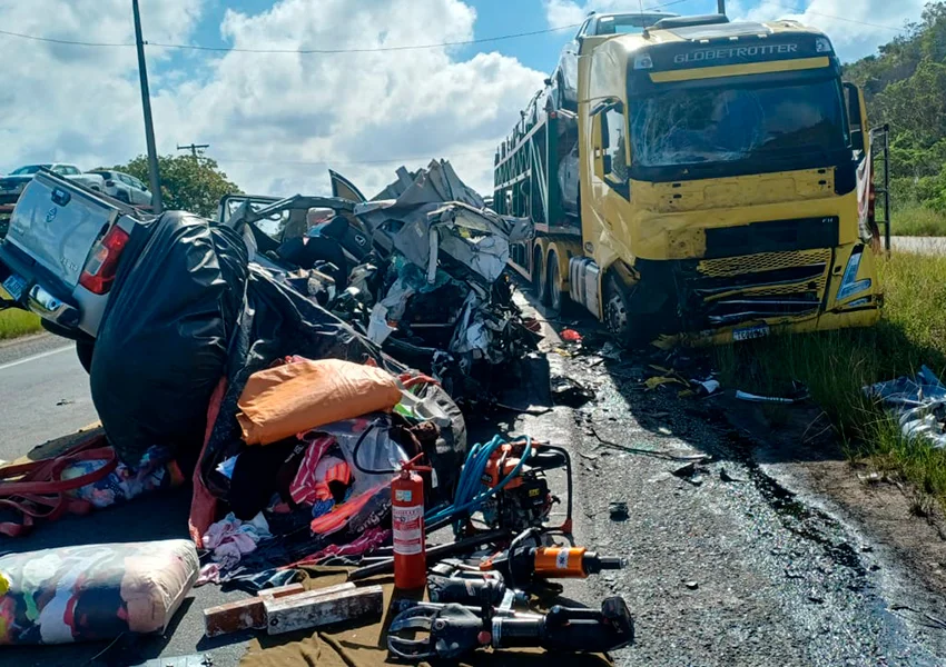 Acidente entre carreta e caminhonete deixa um morto a BR 101 na Bahia