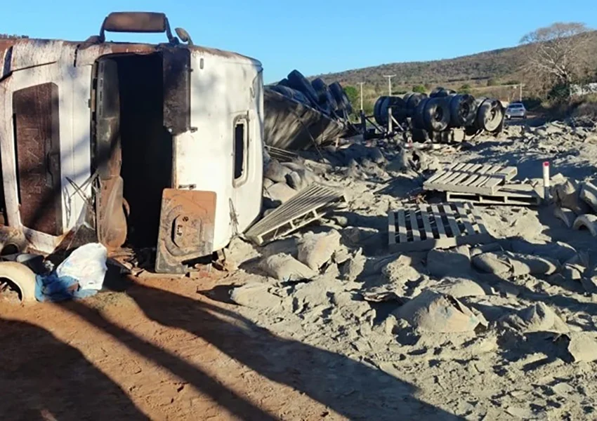 Carreta carregada de cimento tomba na BR-030 entre Rio do Antônio e Caetité
