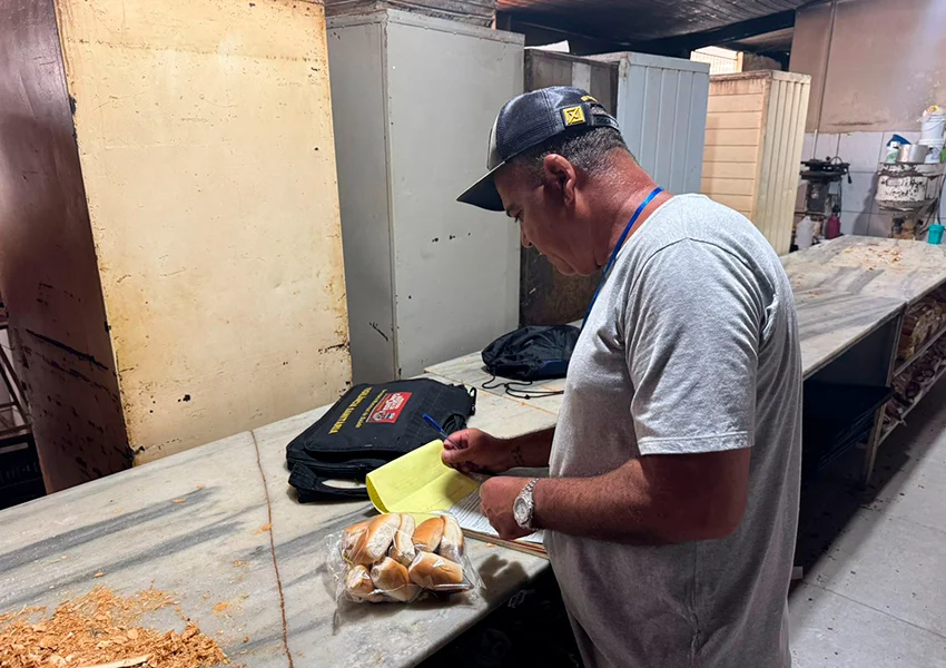 Panificadora é interditada após apreensão de 8 mil quilos de alimentos irregulares em Vitória da Conquista