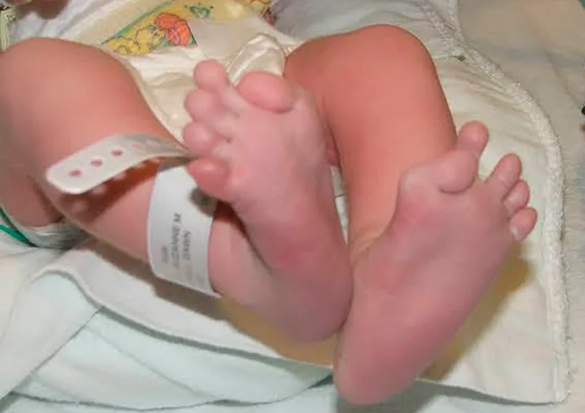 Recém-nascida é encontrada na descarga de vaso sanitário em prédio comercial