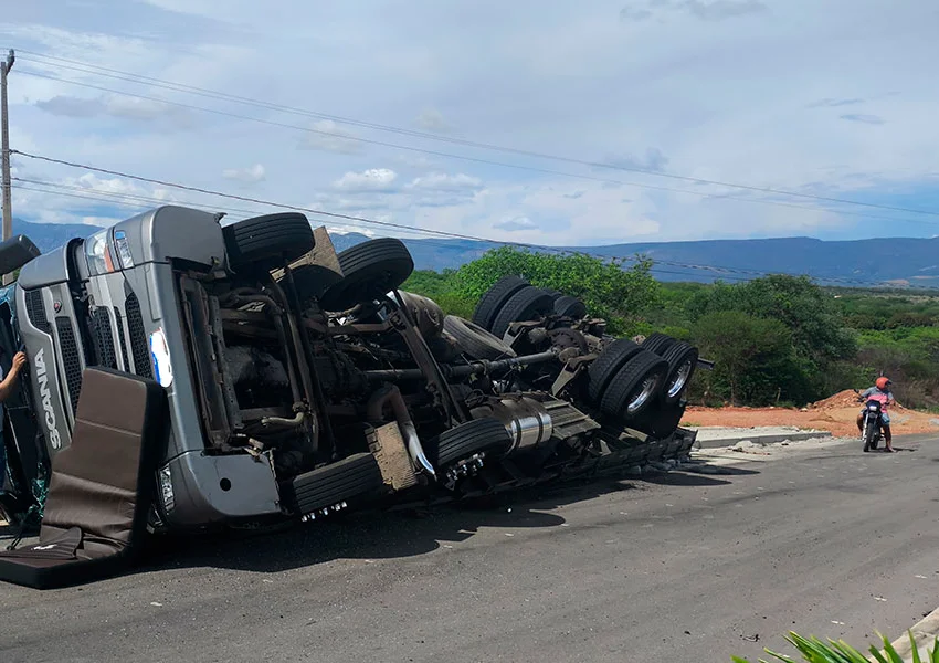 Caminhão carregado de argamassa tomba após motorista perder controle em Dom Basílio