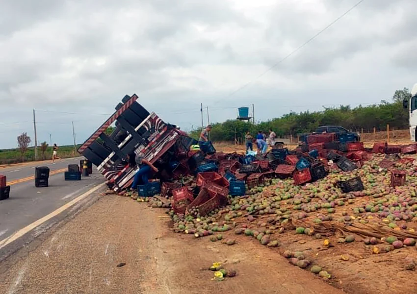 Caminhão carregado de manga tomba na BR-030 e motorista fica ferido em Caetité