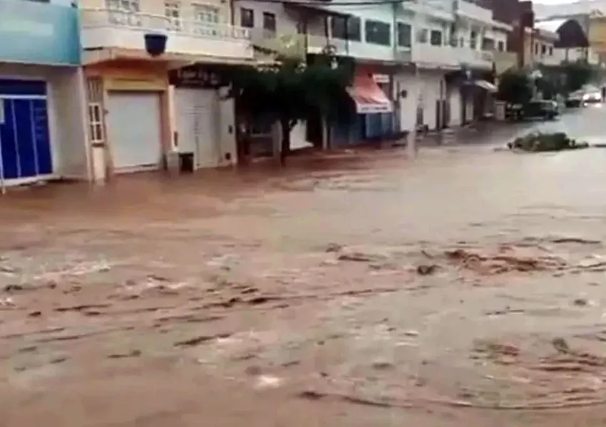 Chuva de 160 mm provoca enxurrada violenta, destruição e desabriga famílias em Macaúbas