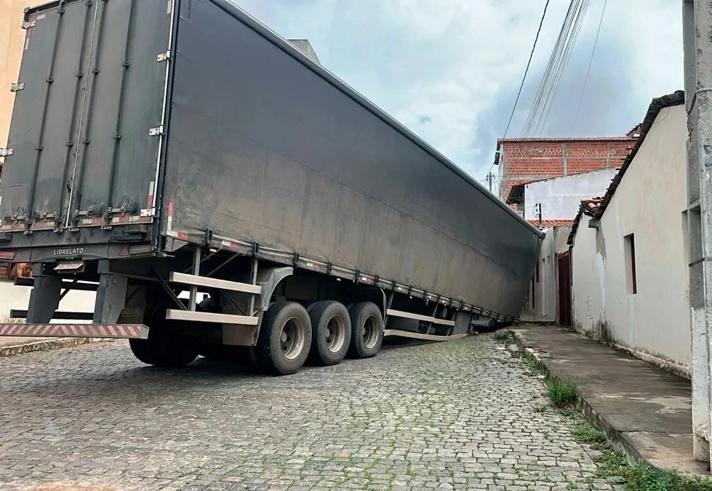 Carreta se desengata durante manobra e interdita via em Brumado