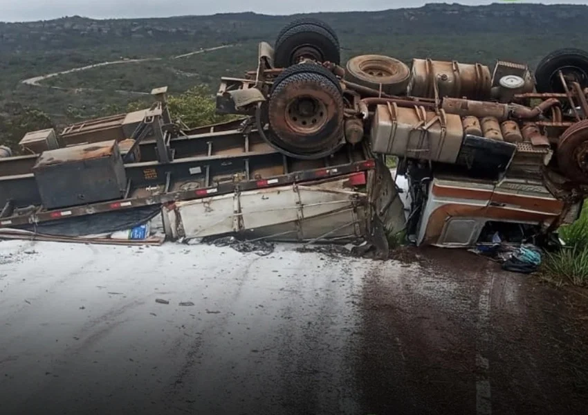 Carreta tomba na Chapada Diamantina e bloqueia totalmente trecho da BA-142