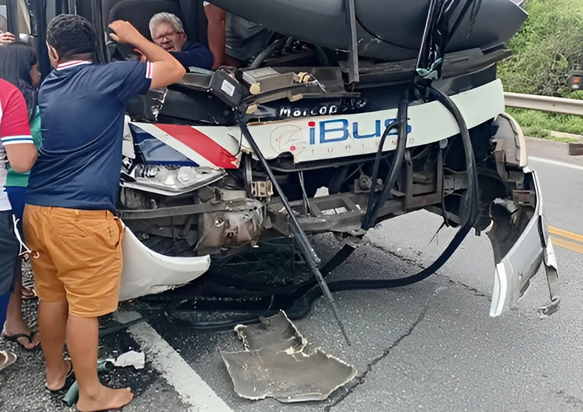 Acidente com ônibus de torcida do Fortaleza deixa feridos no sudoeste da Bahia
