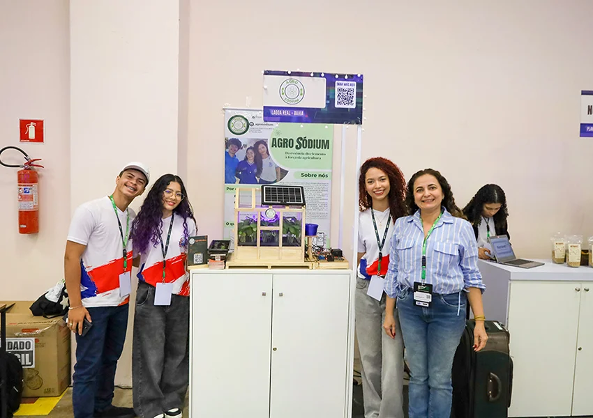 Estudantes de Lagoa Real criam estufa automatizada para fortalecer agricultura familiar no semiárido