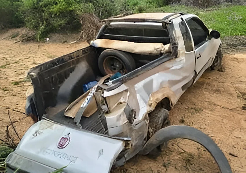 Motorista fica ferido após capotamento na BR-030 em Guanambi e polícia encontra arma no carro