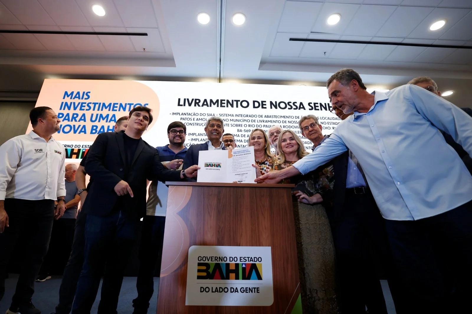 Prefeita Joanina Sampaio recebe do governador pacote histórico de investimentos para Livramento