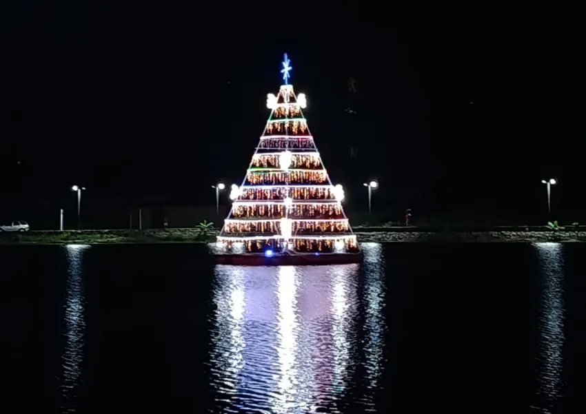 Luzes da Árvore de Natal são acesas na Lagoa Zinho Tanajura em Livramento