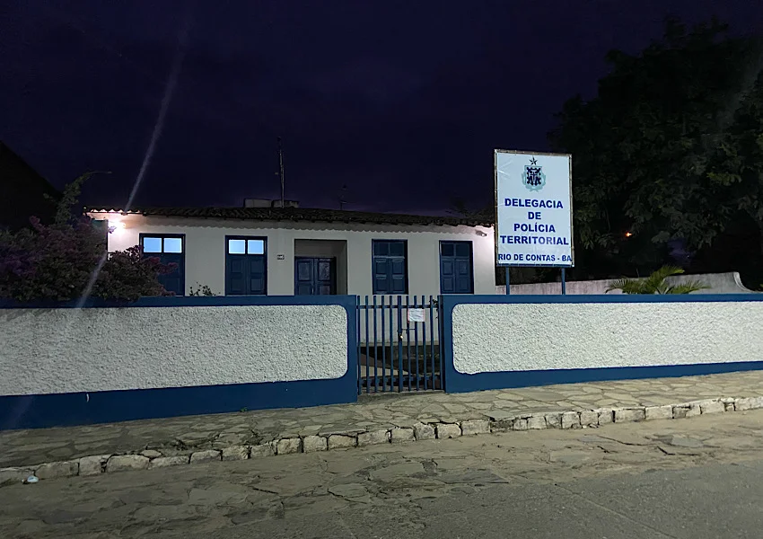 Homem é detido após intimidar vítima em frente à delegacia em Rio de Contas