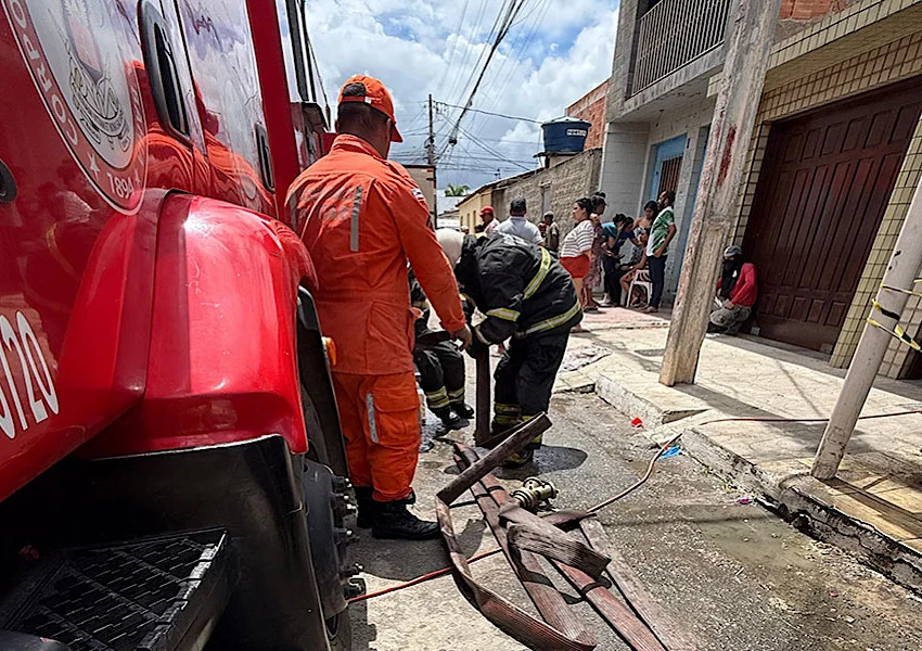 Bombeiros resgatam duas crianças durante incêndio em casa em Vitória da Conquista
