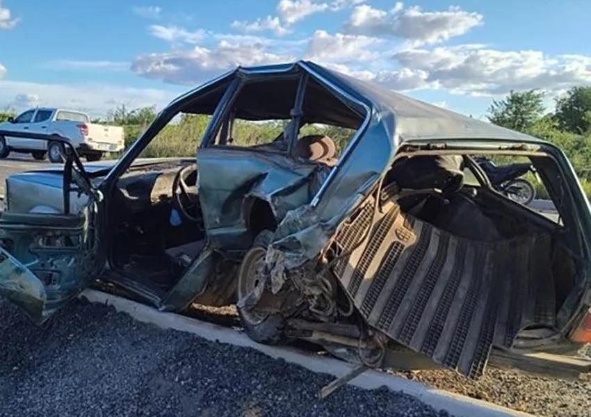 Acidente entre dois carros deixa cinco feridos na BR-030 em Carinhanha