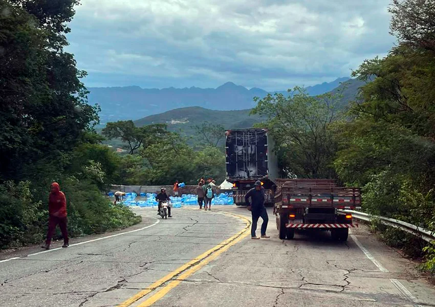 Caminhão de água mineral sai da pista em trecho da BA-148 entre Livramento e Rio de Contas