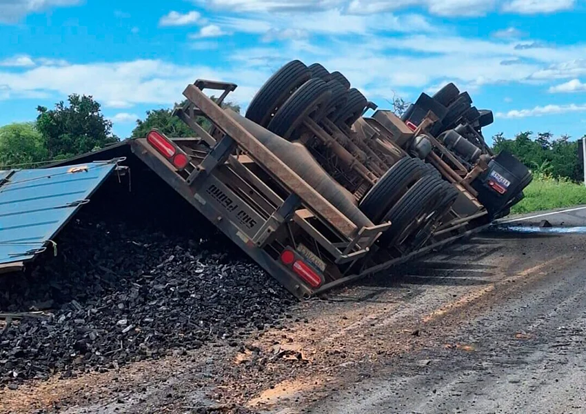 Carreta com carga de carvão tomba na BA-160 em Malhada