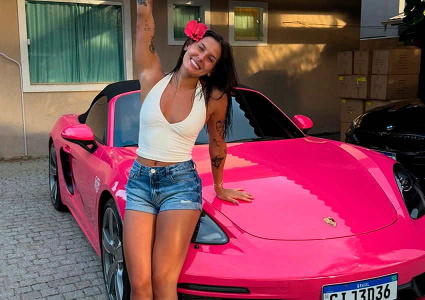 Ana Castela aparece com Porsche rosa avaliado em quase R$ 800 mil