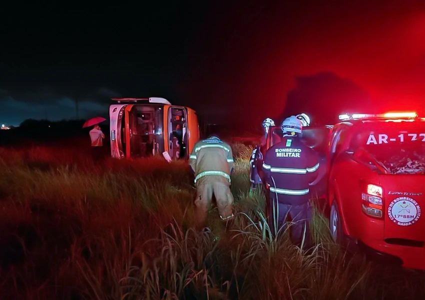 Ônibus com 42 passageiros tomba na BR-020 no oeste da Bahia e deixa feridos