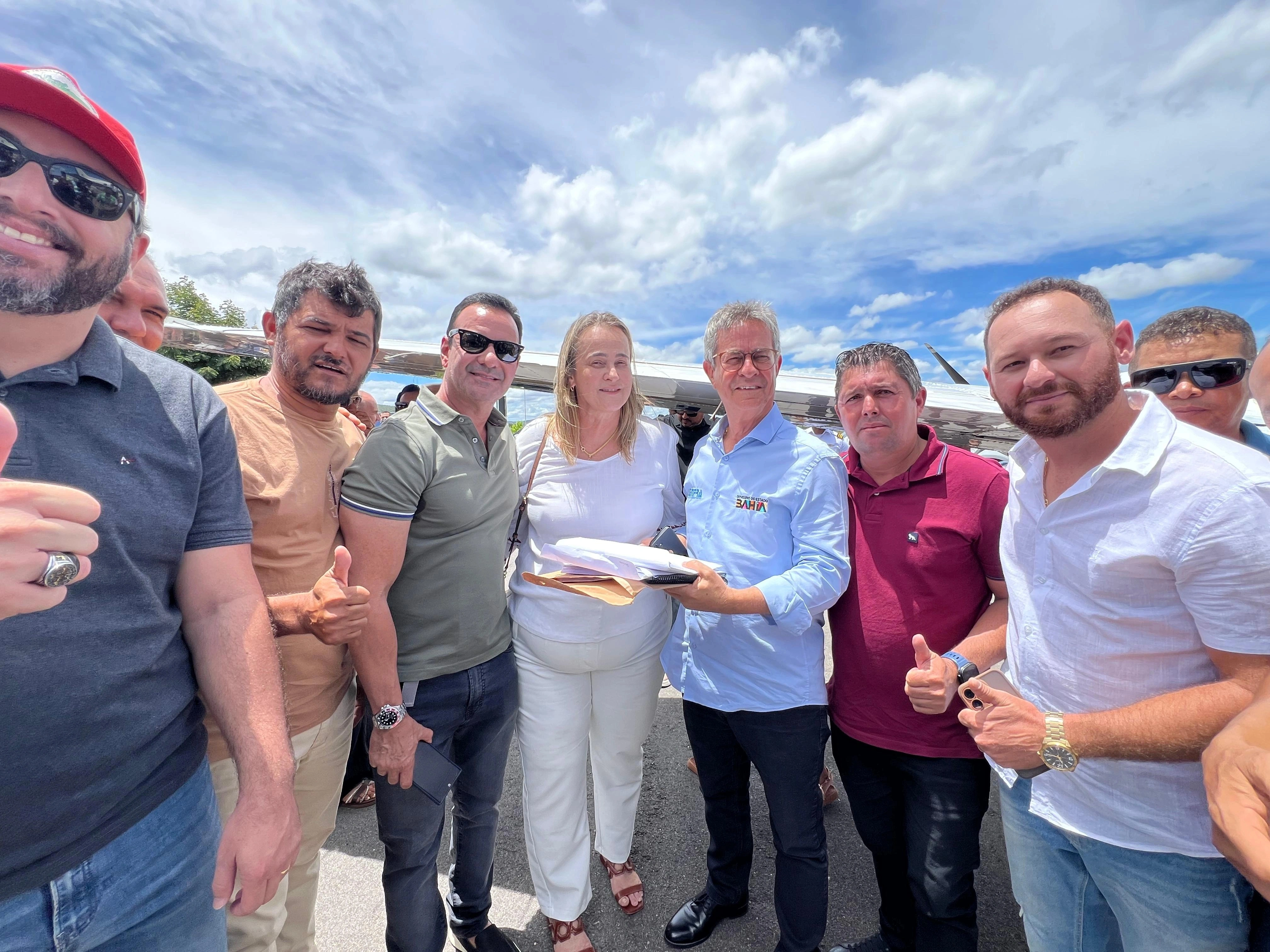 Prefeita Joanina entrega projetos de pavimentação ao Governo do Estado em Paramirim