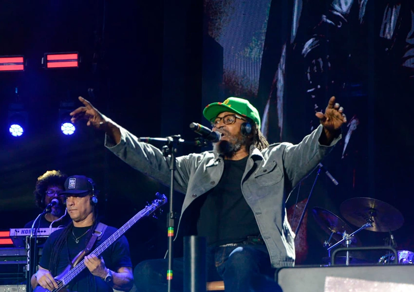 Cantor Edson Gomes critica Bolsa Família em show na Bahia e faz declaração sobre liberdade de voto