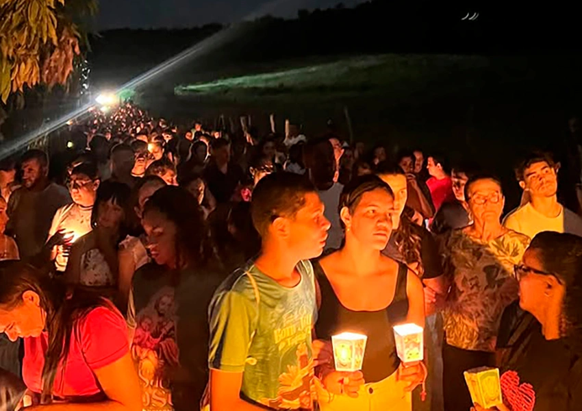 Via-Sacra Luminosa no Passa Quatro reúne centenas de fiéis em Livramento de Nossa Senhora