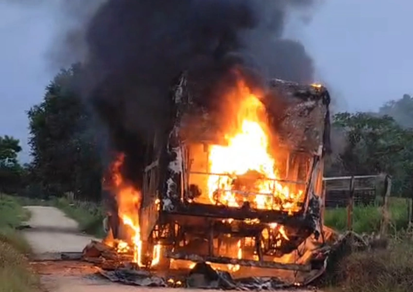 Ônibus escolar pega fogo e é destruído na zona rural de Ubatã