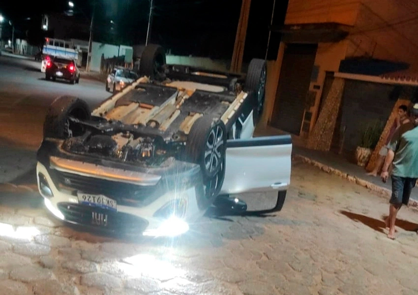 Carro tomba em Livramento de Nossa Senhora após motorista perder controle