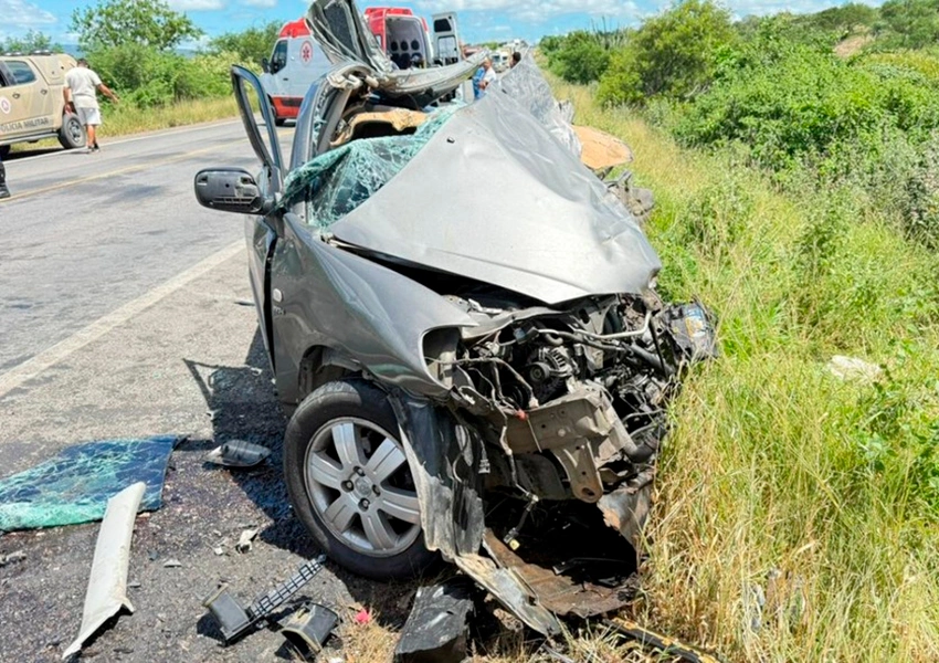 Duas pessoas morrem em grave acidente na BR-242 no interior da Bahia