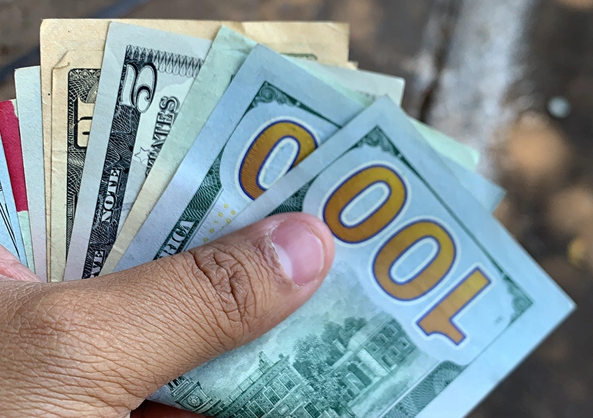 Dólar fecha a R$ 4,98 e atinge menor valor do ano com alívio do mercado