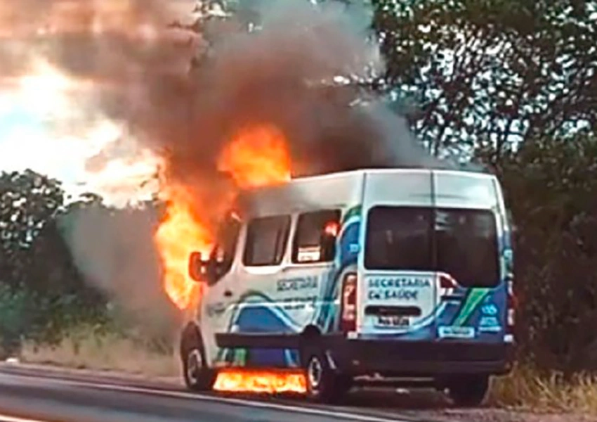 Van da prefeitura de Capim Grosso com dez pessoas pega fogo em trecho da BR-324
