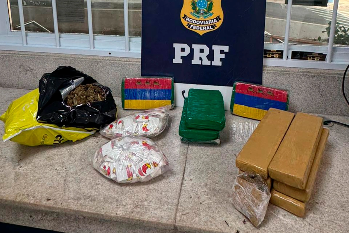 PRF apreende funcionário de ônibus com 12 kg de drogas na BR-116 em Vitória da Conquista