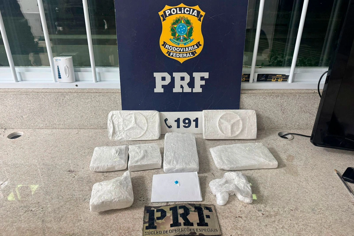 PRF apreende quase 5 kg de cocaína escondidos em ônibus na BR-116 em Vitória da Conquista