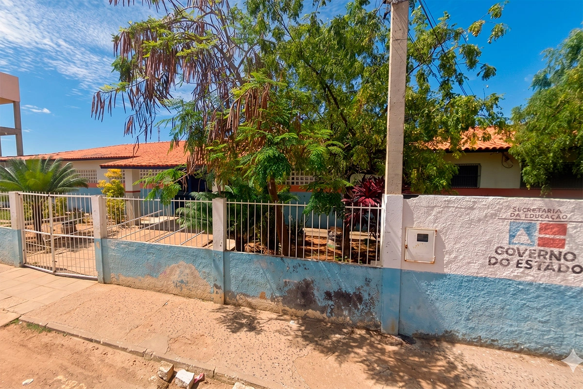 Professor é afastado após ficar pelado em sala de aula em escola estadual na Bahia