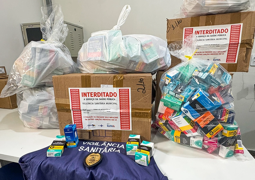 Vigilância Sanitária de Vitória da Conquista interdita farmácia com alvará vencido e apreende remédios controlados