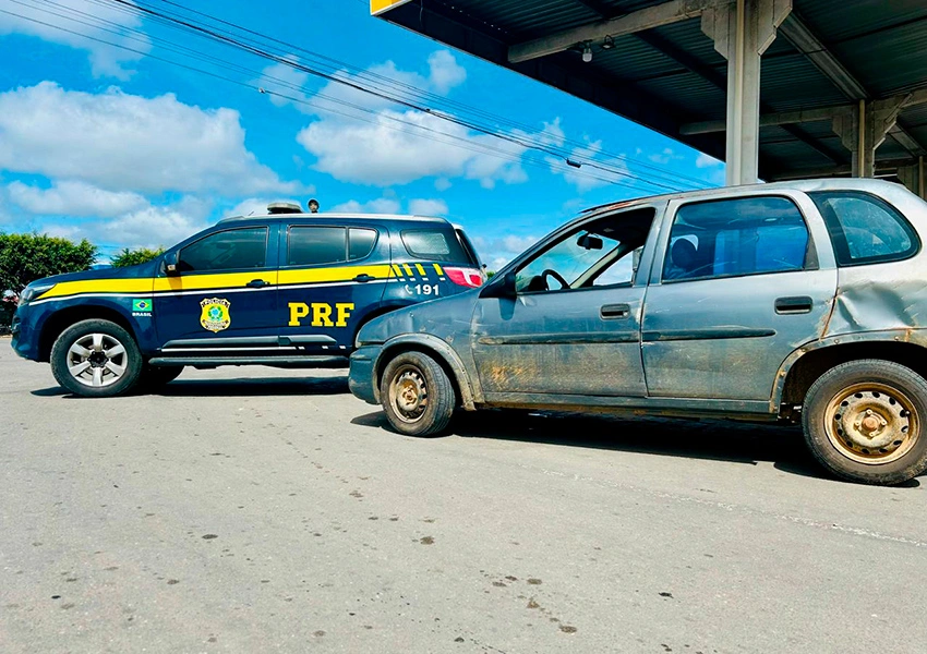 PRF recupera carro furtado em São Paulo abandonado na BR-116 em Poções
