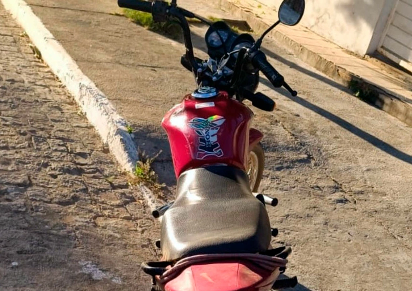 PM apreende motocicleta roubada em residência de Urandi após denúncia anônima