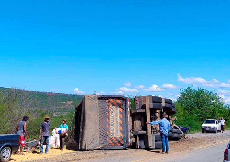 Carreta carregada de milho tomba na BA-262 próximo a Brumado e carga é saqueada