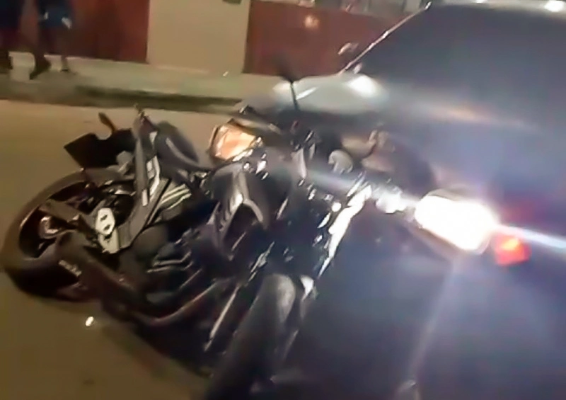 Motociclista fica ferido após colisão frontal com carro no centro de Brumado