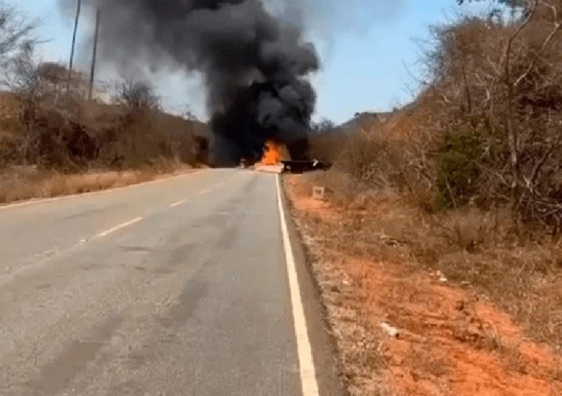 Carreta capota e pega fogo na BA-617 entre Caculé e Ibiassucê