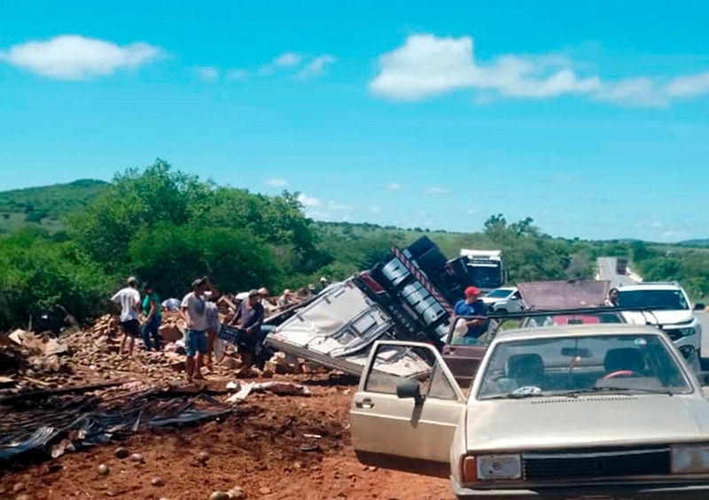 Carreta com carga de manga tomba na BR-122 entre Pindaí e Urandi