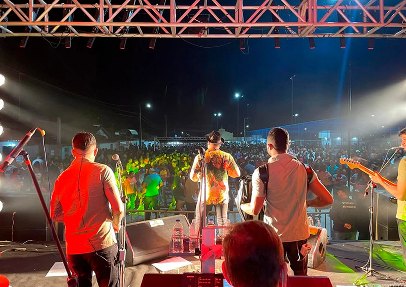 Festa na Arena Society Jú Bahia anima Belo Campo com muita música e tradição