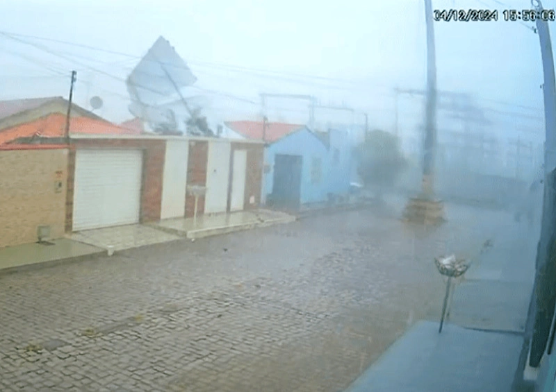 Ventania arranca parte de telhado de casa em Guanambi durante chuva