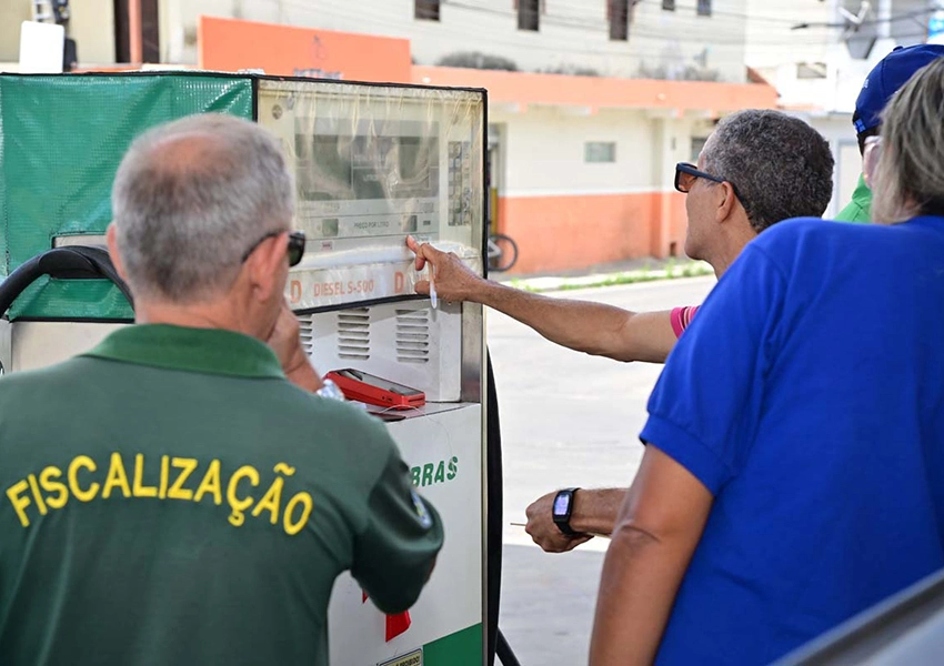 Procon fiscaliza preços de combustíveis praticados em postos em Vitória da Conquista